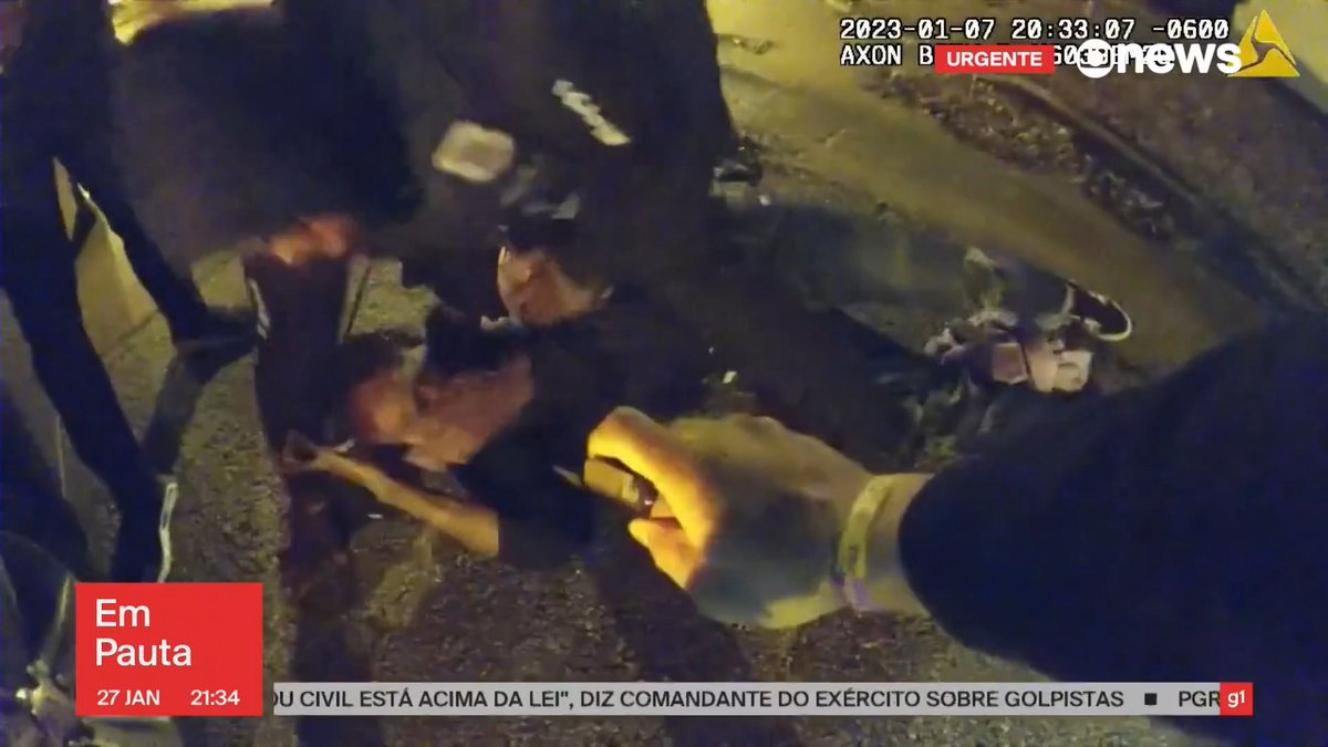 A polícia americana divulgou os vídeos do assassinato brutal de Tyre Nichols, em Memphis. Ele tinha 29 anos, era negro e foi espancado por policiais também negros. As imagens são muito fortes. ➡ Assista ao #EmPauta com Nilson Klava: #GloboNews