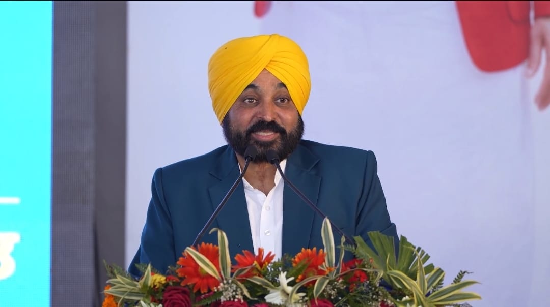 ਰੰਗਲਾ ਪੰਜਾਬ ਬਣਾਉਣ ਤੋਂ ਪਹਿਲਾਂ ਸਿਹਤਮੰਦ ਪੰਜਾਬ ਹੋਣਾ ਜ਼ਰੂਰੀ ਹੈ...ਸਾਡਾ ਮਕਸਦ ਹੈ ਕਿ ਪੰਜਾਬ ਦਾ ਹਰ ਵਾਸੀ ਤੰਦਰੁਸਤ ਹੋਵੇ... ਹੁਣ ਅਸੀਂ ਲੋਕਾਂ ਦੀ ਖੱਜਲ-ਖੁਆਰੀ ਖ਼ਤਮ ਕਰਨ ਲਈ 'ਸਰਕਾਰ ਤੁਹਾਡੇ ਦੁਆਰ' ਪ੍ਰੋਗਰਾਮ ਸ਼ੁਰੂ ਕਰਨ ਜਾ ਰਹੇ ਹਾਂ...ਹਫ਼ਤੇ 'ਚ 2 ਦਿਨ ਸਰਕਾਰੀ ਅਫ਼ਸਰ ਪਿੰਡਾਂ 'ਚ ਜਾ ਕੇ ਲੋਕਾਂ ਦੀਆਂ ਸਮੱਸਿਆਵਾਂ ਹੱਲ ਕਰਨਗੇ...