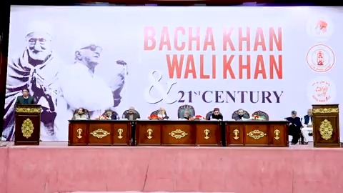"میں سمجھتا ہوں کہ سب سے بڑا مسئلہ پنجاب میں اسلئے ہے کیونکہ پنجاب میں کوئی باچاخان پیدا نہیں ہوا۔اسٹیبلشمنٹ کہتی ہے کہ وہ غیرسیاسی ہوچکے ہیں۔ ہم تب مانیں گے جب علی وزیر رہا ہوں گے،منظورپشتین اور انکے ساتھیوں کے بلاک شناختی کارڈ/پاسپورٹس بحال ہوں گے" Azaz Syed #BachaKhanWeek2023