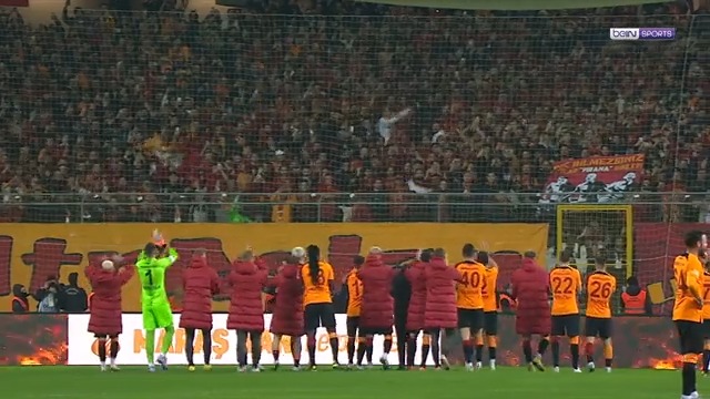 🟡🔴 Galatasaray takımı, galibiyeti taraftarlarıyla birlikte kutladı! #GRSvGS #OlmazsanOlmaz