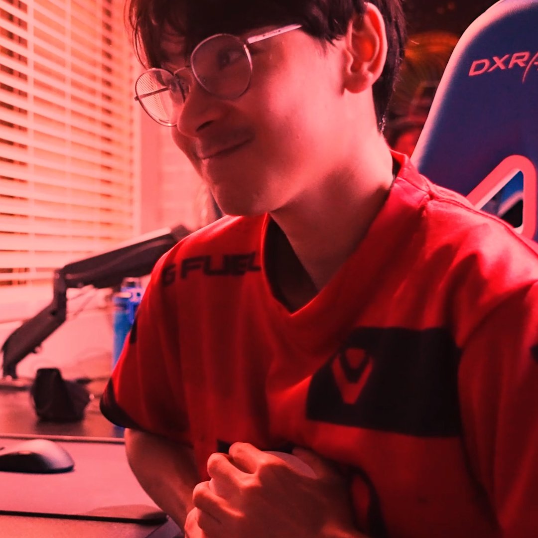 damn this dude can do everything but open this G FUEL® tub