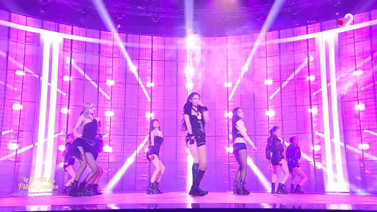 🔥🔥 C’est une première à la TV française et c’est le feu ! Les BLACKPINKOFFICIAL enflamment le Zénith de Paris avec leur titre “Shut Down”. ▶️ #GalaPiecesJaunes