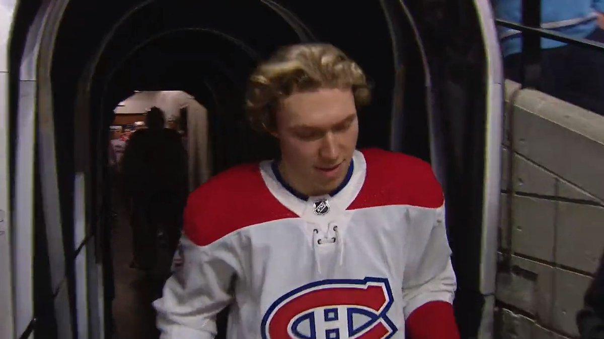 18 year-old Owen Beck gets his rookie lap in ahead of his NHL debut for the Canadiens Montréal on Hockey Night In Canada. 👏