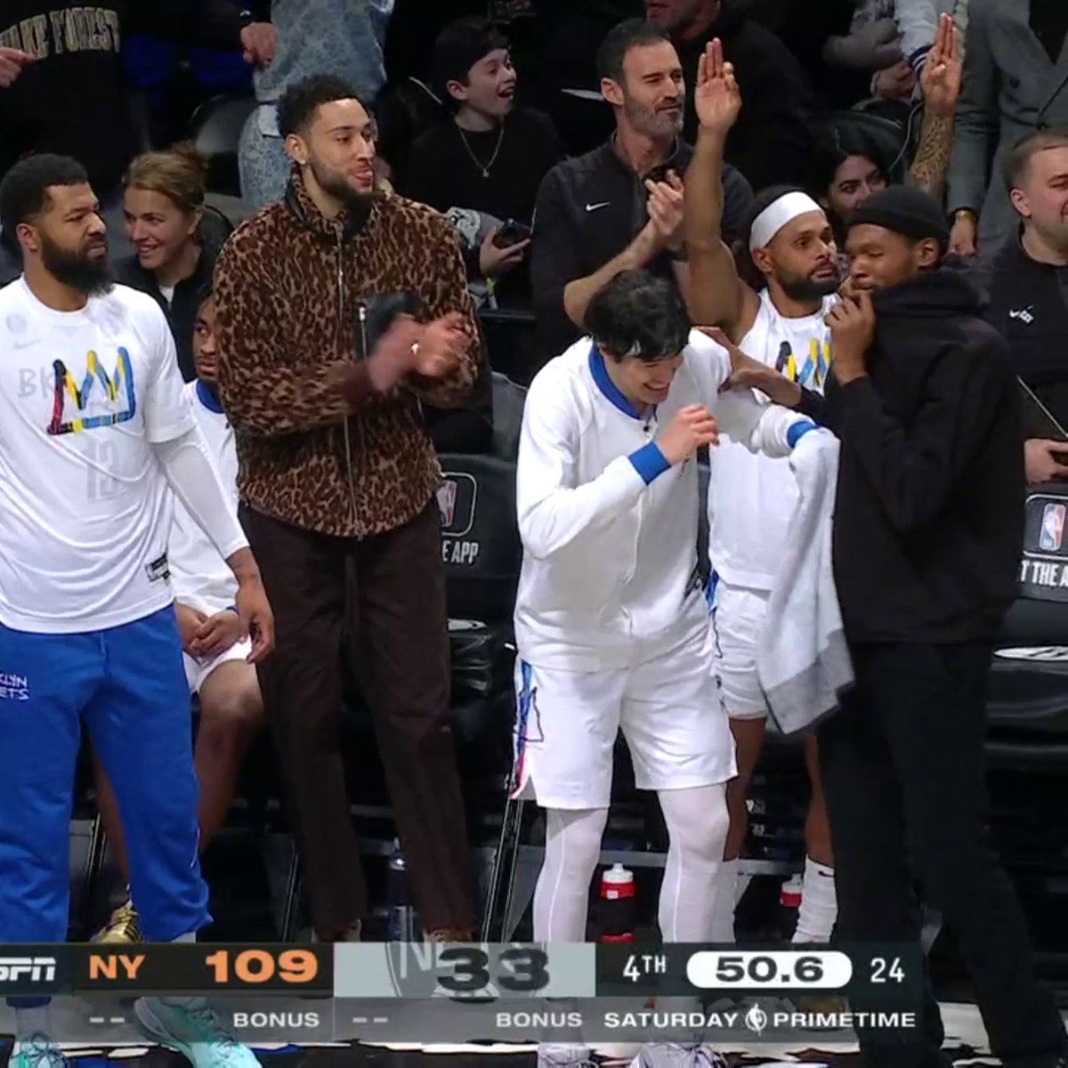 KD's reaction to Kyrie's big shot 🤭