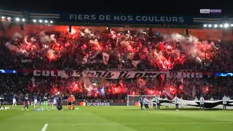 Oyuncular girdiği anda taraftarların Parc des Princes’i ateşe vermesi… Ülkemizde bir daha asla göremeyeceğimiz görüntüler…