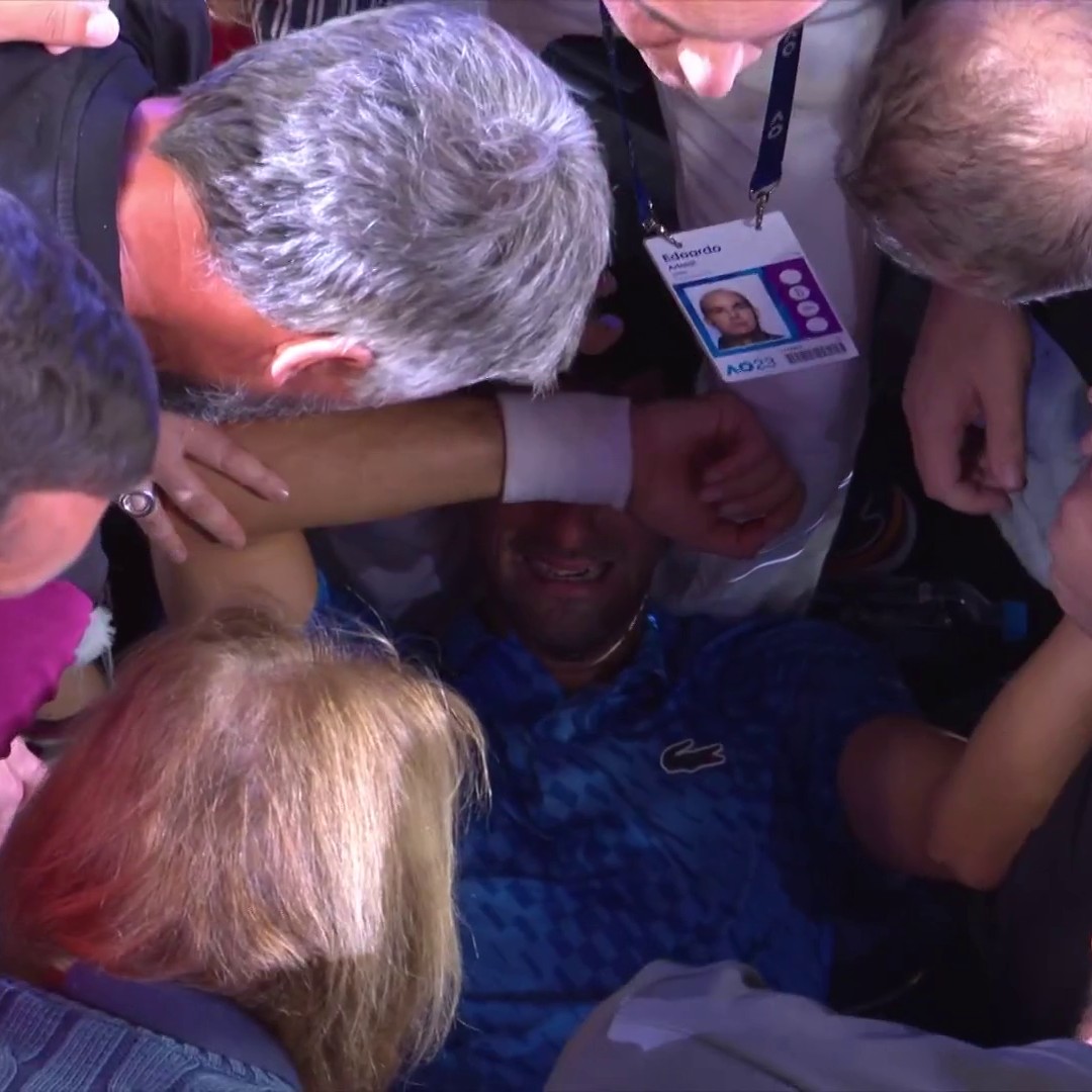 Per molti Nole Djokovic è bionico ma questo momento è la prova che prima della 𝗹𝗲𝗴𝗴𝗲𝗻𝗱𝗮 c'è 𝗹'𝘂𝗼𝗺𝗼 🥺💙 #AO2023 | #AusOpen | #EurosportTENNIS | #Djokovic