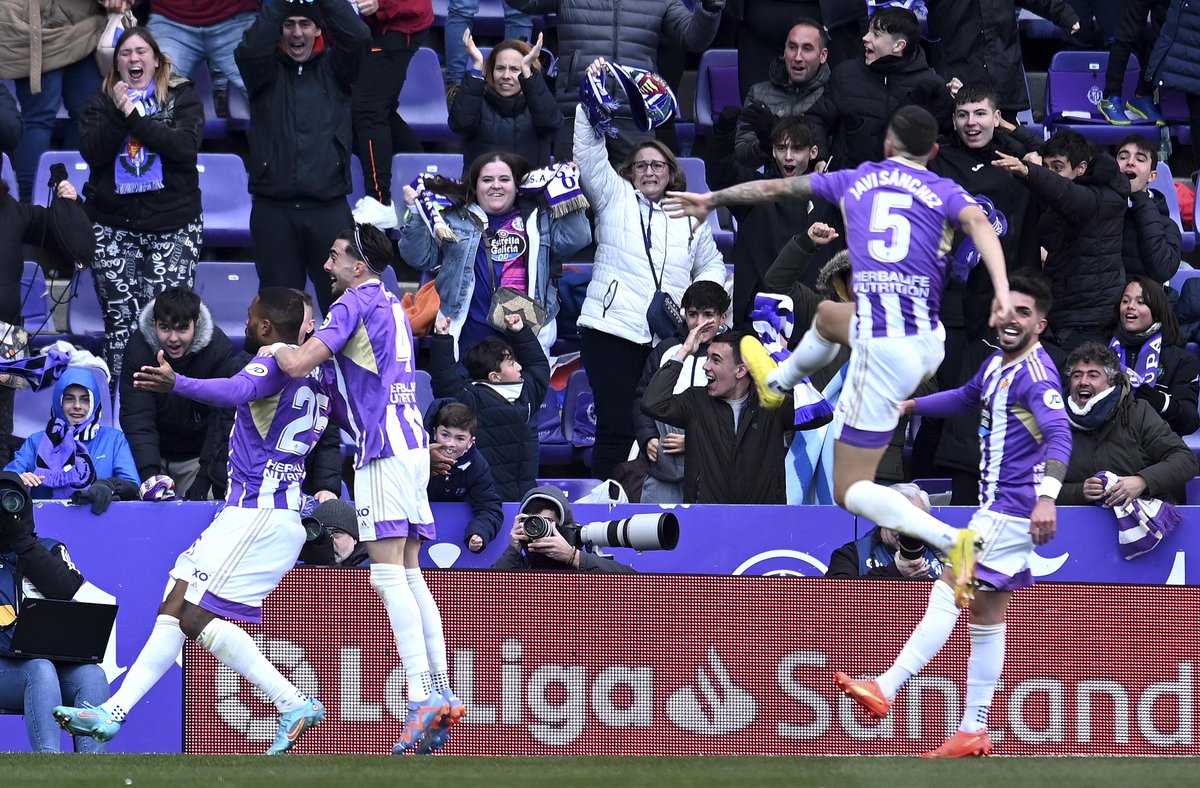 ¡ES LA LOCURA EN PUCELA EN EL MINUTO 90! 🤯 ¡Es un gol que saca del descenso y llena de vida al Real Valladolid C.F.! 🔥 Asiste un debutante, @Darwin_Machis, y marca otro, Cyle Larin 🙌 ¡Qué forma de ganar! ¡Qué manera de estrenarse! #LaLigaEnDAZN ⚽