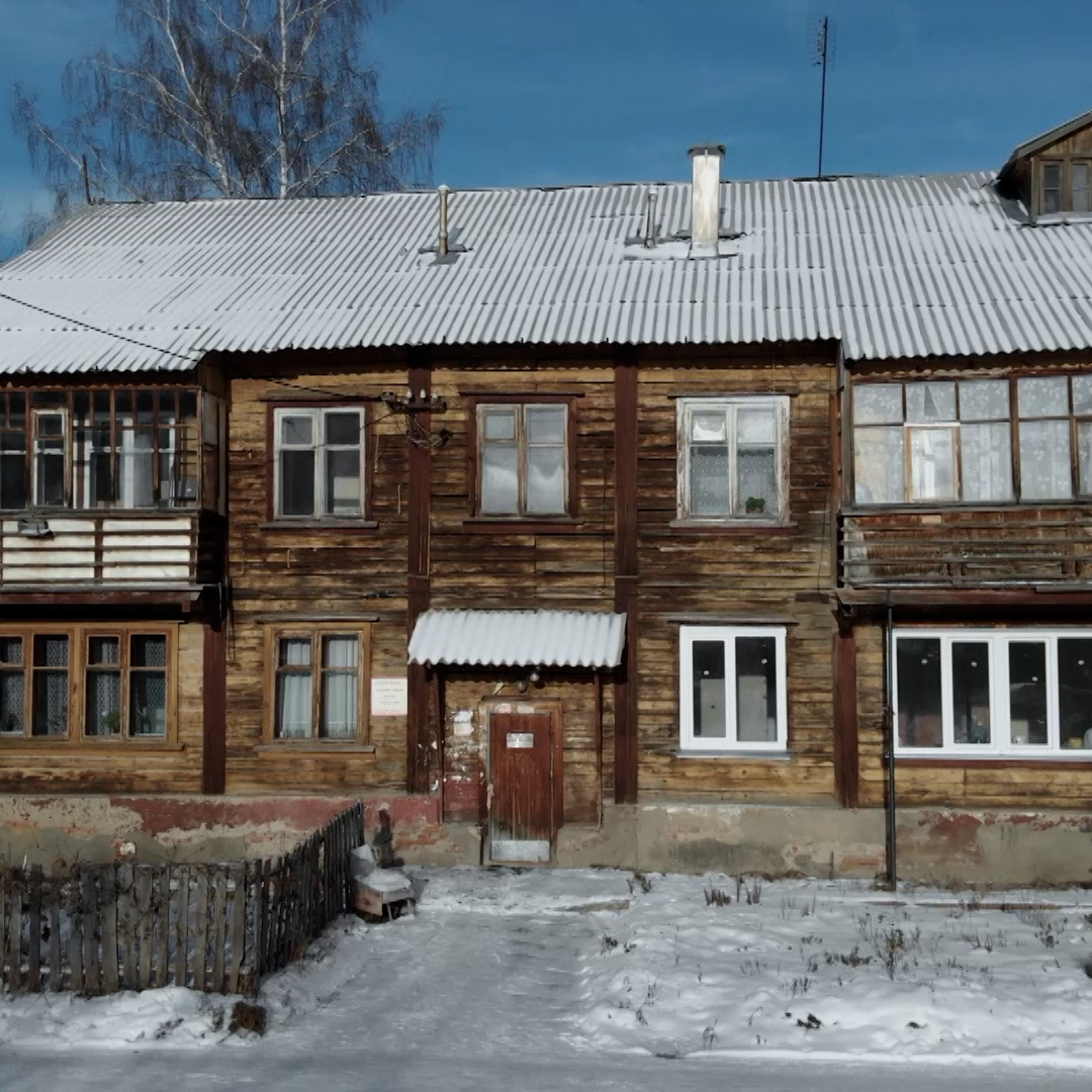 "Лучше бы нам дали квартиры, чем воевали" Тысячи сибиряков до сих пор живут в разваливающихся бараках, построенных как временное жилье в середине ХХ века. Эти дома сгнили, в них промерзают стены, нет отопления и канализации. В туалет люди ходят в ведро и выливают его на улице
