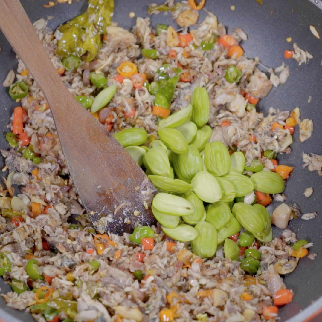 Tongkol Suwir Petai Pedas yang nikmat banget disantap dengan nasi hangat, hati-hati bikin pengen nambah terus kalau makan lauk yang satu ini. Langsung aja yuk coba buat untuk lauk makan siangmu nanti, selamat mencoba! ⁣ ⁣ Resep lengkap klik :