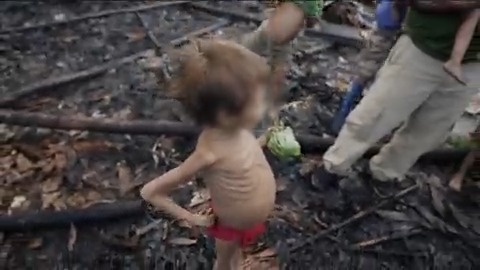O #Fantástico entrou na Terra Yanomami, em Roraima, cenário de uma tragédia humanitária. Os repórteres Sônia Bridi e Paulo Zero acompanharam de perto a distribuição de remédios e alimentos, e mostram o resgate de mulheres e crianças doentes. Acompanhe o programa deste domingo.