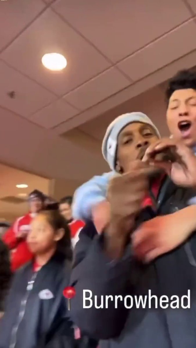 Mahomes' dad lit a victory cigar after the win 😂🔥 (via brittanylynne/IG)