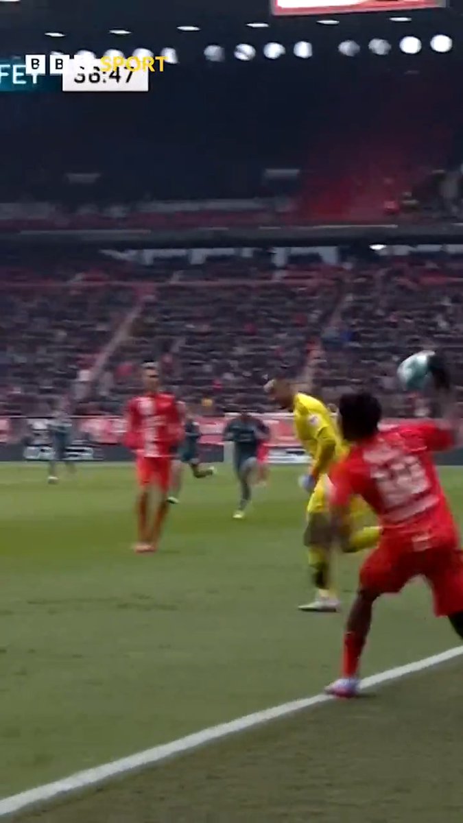 Genius from the goalkeeper 🧠 Thinking outside the box!
