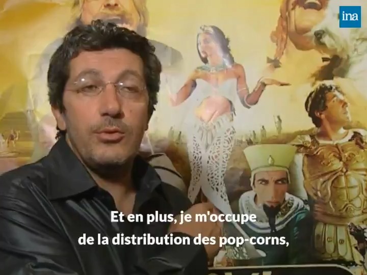 ASTÉRIX À LA SAUCE CHABAT 🎬 Ce mercredi sort en salle «Astérix et Obélix : l’Empire du Milieu» de Guillaume Canet. En 2002, c’est Alain Chabat qui adaptait les aventures du petit Gaulois. Voici les coulisses d' «Astérix et Obélix : Mission Cléopâtre» avec un casting de haut vol.