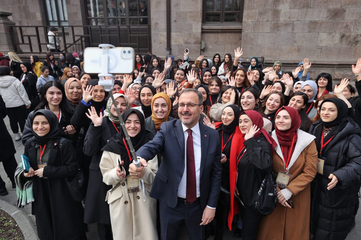 GSB Yurtları 7. Tematik Kış Kampları başladı! Birinci Meclis’teki Ankara Diplomat Akademi Kampımızın ilk dersinde gençlerimizle bir araya geldik. 15 farklı ilde 15 farklı temada kampa giren gençlerimize bilgi ve eğlence dolu günler diliyorum.🙋🏻♂️ #GSBYurtlarıKampta