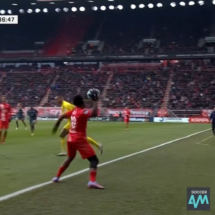 200 IQ. 🧠 Feyenoord goalkeeper Justin Bijlow with some quick thinking against FC Twente...👀
