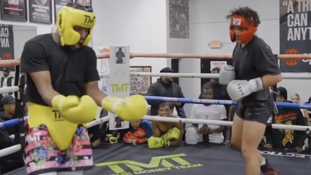 Floyd Mayweather, 45, toying with 21-year-old YouTuber Jarvis in the second half of their four-round sparring session… [📽️ Floyd Mayweather]