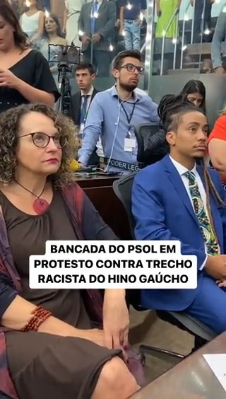 A bancada do PSOL não levantou durante a execução do hino gaúcho na posse dos deputados. Todo apoio ao Matheus Gomes e à luta da negritude pela ressignificação dos símbolos ligados à escravização no RS!