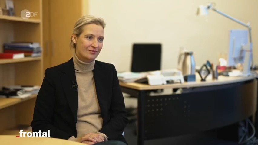 Zum 10. Geburtstag der #AfD holt deren Chefin Alice Weidel eine alte E-Mail ein: Darin wird die Bundesregierung als "Schweine" und "Marionetten der Siegermächte" beschimpft. Hat #Weidel die Nachricht im Reichsbürger-Duktus geschrieben? #ZDFfrontal hat sie konfrontiert. 1/4
