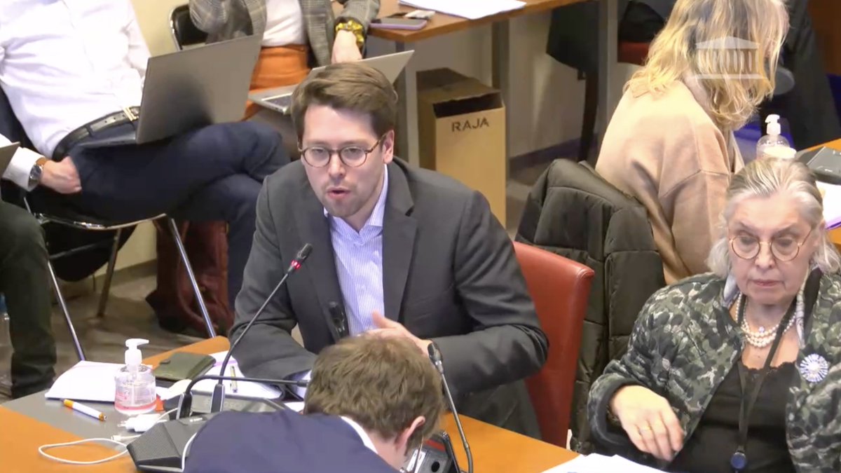 Je propose d’instaurer une cotisation pour les robots, notamment les caisses automatiques, afin d’adapter notre modèle de financement des retraites aux mutations du travail.