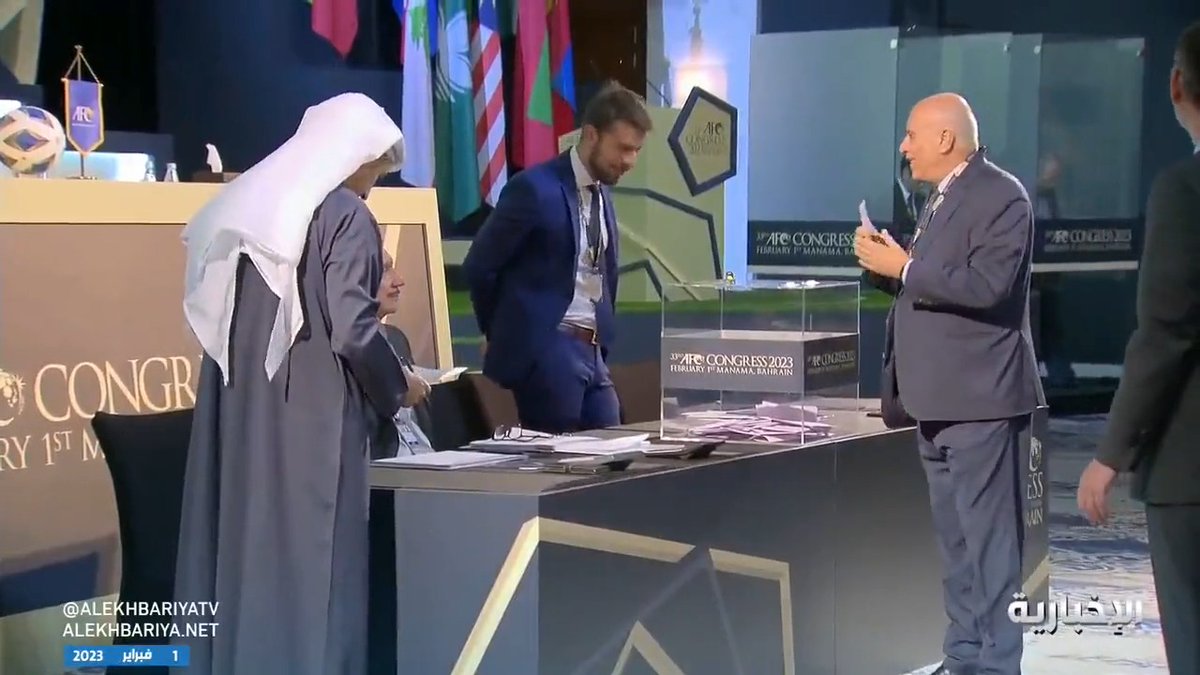جبريل الرجوب رئيس الاتحاد الفلسطيني يقول: حصل خطأ فني تسبب في عدم التصويت للسعودية أنا غادرت قبل التصويت لأسباب صحية ولم أعلم أن هناك تصويت!! . (كـــذاب) و قوي عين .. هذا هو بالصورة يصوت ضد السعودية👇 . قالها الأمير بندر بن سلطان: كذابين و غشاشين و غير أوفياء و ناكرين للمعروف.