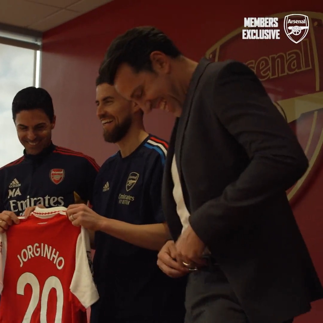 🔴⚪️ Same city, new colours 🎬 Our members can now go behind the scenes on Jorginho's first day as a Gunner