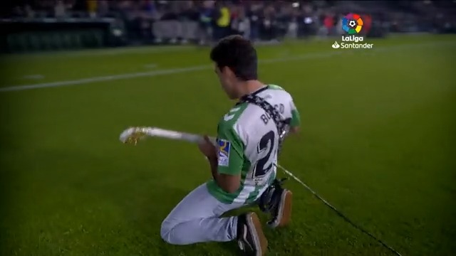 🔊🎸 Enciende el sonido... ¡𝐘 𝐃𝐈𝐒𝐅𝐑𝐔𝐓𝐀! 😍 ¡Qué espectáculo, Real Betis Balompié 🌴💚! 😍 #RealBetisBarça #LaLigaSantander