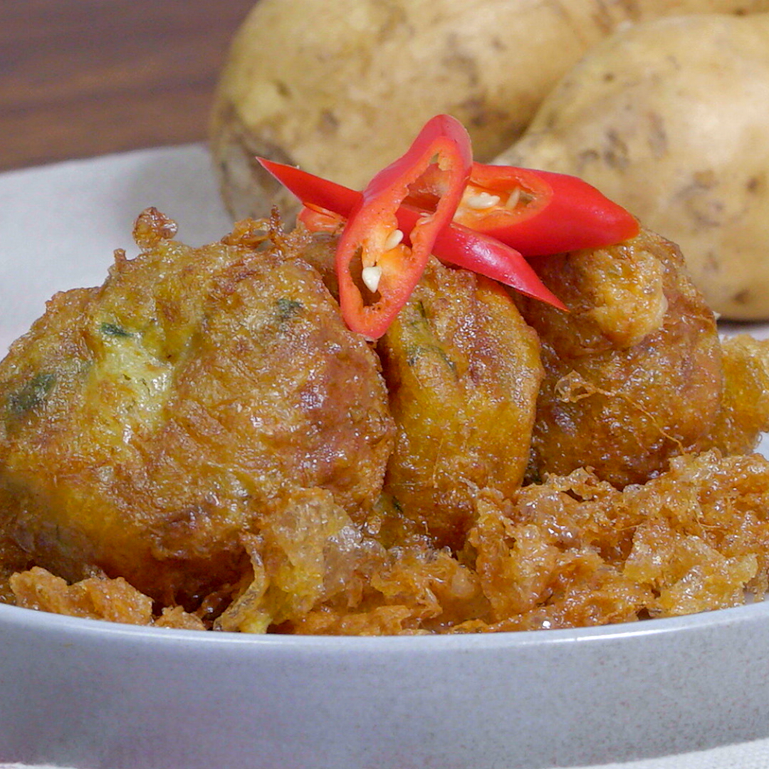 Perkedel yang biasanya kita buat dari kentang, kali ini kita buat perkedel yang bahan baku nya dari ubi yuk 😀 Bisa untuk persiapan ide bekal anak juga nih bun, langsung aja yuk coba buat Perkedel Ubi. Selamat mencoba!⁣⁣ ⁣⁣ Resep lengkap klik :