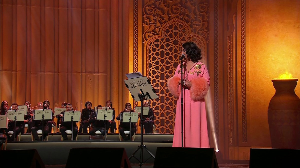 الفنانة نوال الكويتية تسحر الجمهور بموال أغنية ابتعد عني NAWALalq8iya #ليلة_صوت_الأرض #ليلة_طلال_مداح