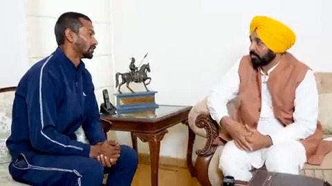 ਫ਼ਰੀਦਕੋਟ ਜ਼ਿਲ੍ਹੇ ਦੇ ਨੈਸ਼ਨਲ ਹਾਕੀ ਖਿਡਾਰੀ ਪਰਮਜੀਤ ਸਿੰਘ,ਜੋ ਸਰਕਾਰਾਂ ਦੀ ਅਣਗਹਿਲੀ ਦਾ ਸ਼ਿਕਾਰ ਨੇ ਤੇ ਹੁਣ ਮਜ਼ਦੂਰੀ ਕਰਕੇ ਗੁਜ਼ਾਰਾ ਕਰ ਰਹੇ ਨੇ…ਪਰਮਜੀਤ ਨੂੰ ਮਿਲਣ ਲਈ ਸੱਦਿਆ ਤੇ ਹਾਕੀ ਦੇ ਕੋਚ ਵਜੋਂ ਭਰਤੀ ਕਰਨ ਦਾ ਭਰੋਸਾ ਦਿੱਤਾ…ਜਲਦ ਹੀ ਕਾਗਜ਼ੀ ਕੰਮ ਪੂਰਾ ਕਰਕੇ ਨੌਕਰੀ ਦੇਵਾਂਗੇ…ਖਿਡਾਰੀਆਂ ਦਾ ਮਾਣ-ਸਨਮਾਨ ਕਰਨਾ ਸਾਡਾ ਫ਼ਰਜ਼ ਹੈ…