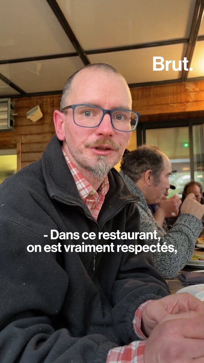 "Le migrant va déjeuner avec le médecin, tout le monde est traité à égalité." Dans le restaurant de Samir, riches et pauvres se côtoient. Mêmes tables, même carte… La seule différence : pour les plus démunis, le menu ne dépasse pas 3 euros. Bienvenue à L'Homme tranquille.