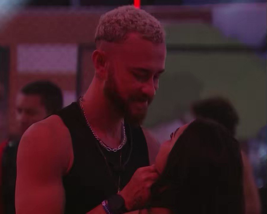 ele todo fofinho com ela juro