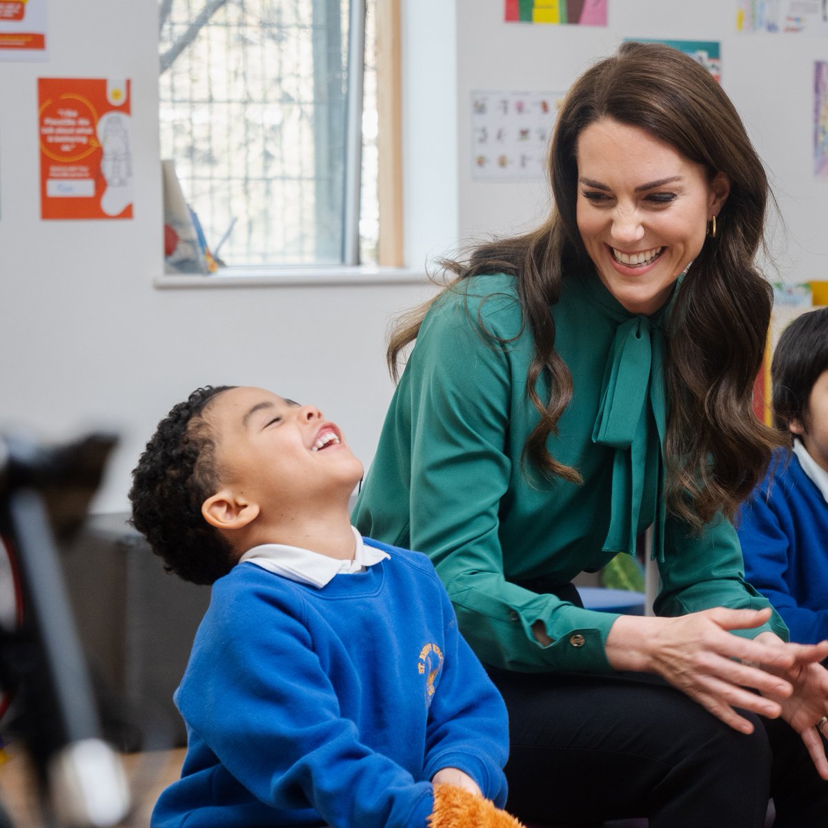 What is #ShapingUs? Introducing Layla’s story to the children of St John’s CE Primary School and chatting about the important people in their lives, who they share their feelings with… and Barnaby Bear 🧸 @earlychildhood ▶️
