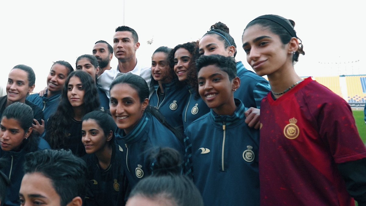 Our women stars have their support from the greatest 🤩 Ronaldo meets #AlNassr’s women football team ⚽️ And gives a message for the two remaining matches 💪🔝