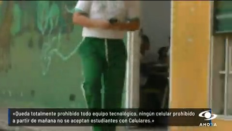 En Rivera, Huila, hay una polémica pues la rectora de un colegio prohibió que los estudiantes tengan celulares en clase, utilicen gorras o lleven el cabello largo. Más en
