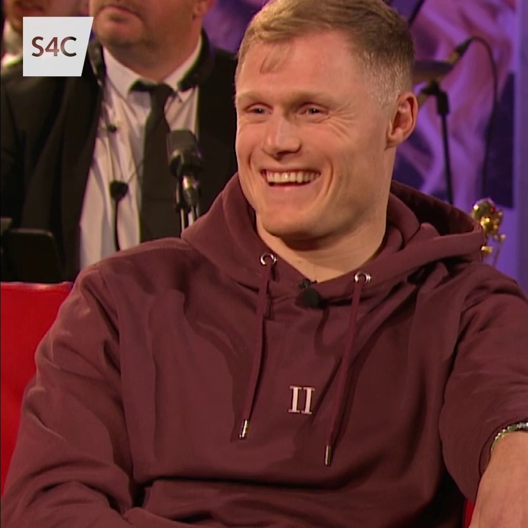 Pwy arall sy'n troi’r ‘wifi’ bant yn y nos? 😂 Aled Davies and @scottwilliams_1 are best friends…apparently! 😆 🏉 JONATHAN 📅 Heno | Tonight 🕘 9.00pm Jonathan Davies CBE | Sarra Elgan Easterby | Nigel Owens MBE