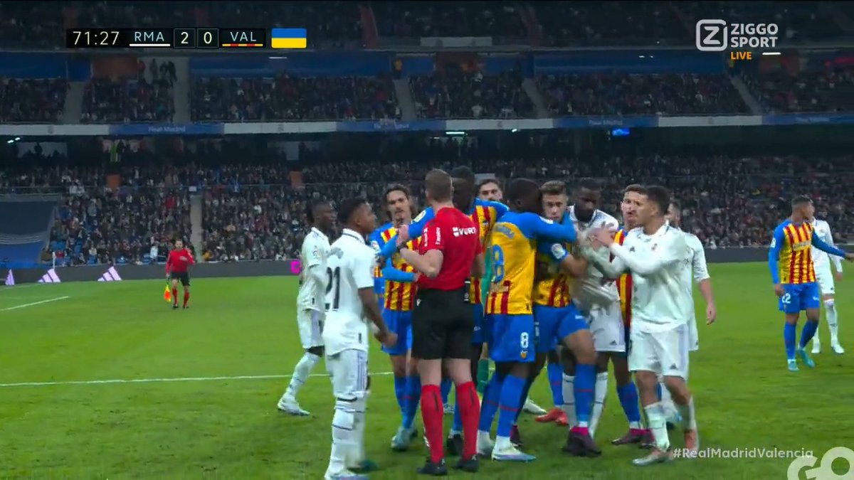 𝗛𝗼𝗲 𝗿𝗼𝗼𝗱 𝘄𝗶𝗹 𝗷𝗲 𝗵𝗲𝘁 𝗵𝗲𝗯𝗯𝗲𝗻?! 🟥 Gabriel Paulistra trapt al zijn frustraties eruit op Vinicius Junior 🤯 #ZiggoSport #LaLiga #RealMadridValencia