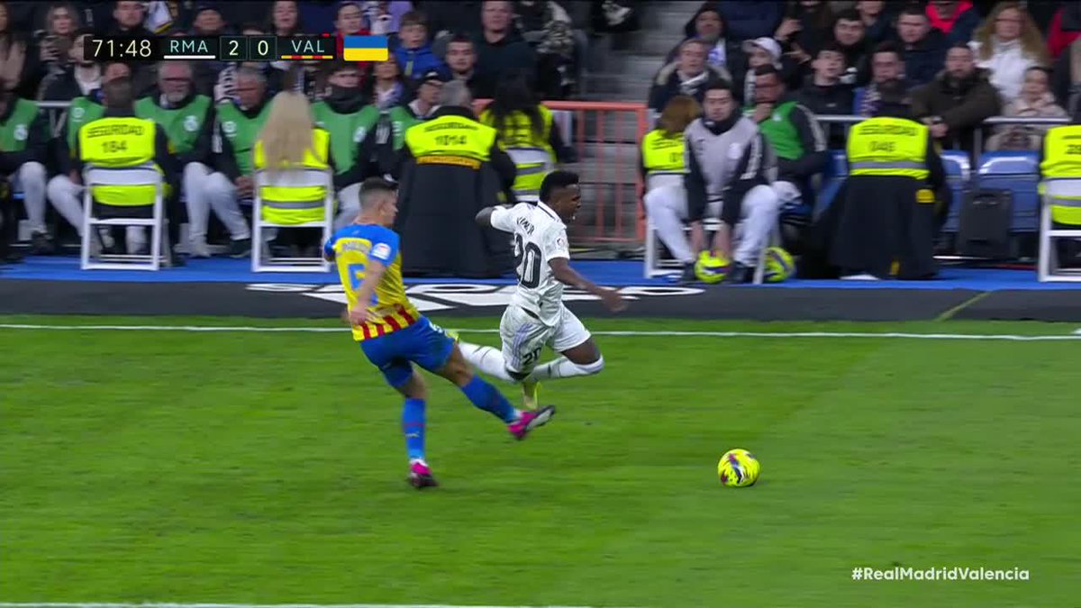 ¡BESTIAL PATADA A VINICIUS JUNIOR! Gabriel Paulista fue a golpear a su compatriota brasileño y asustó a todo el Santiago Bernabéu. ¡No lo lesionó de milagro!