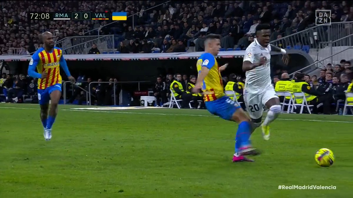 🟥 ¡La dura entrada sobre Vinicius que le costó la expulsión a Gabriel Paulista! #LaLigaEnDAZN ⚽