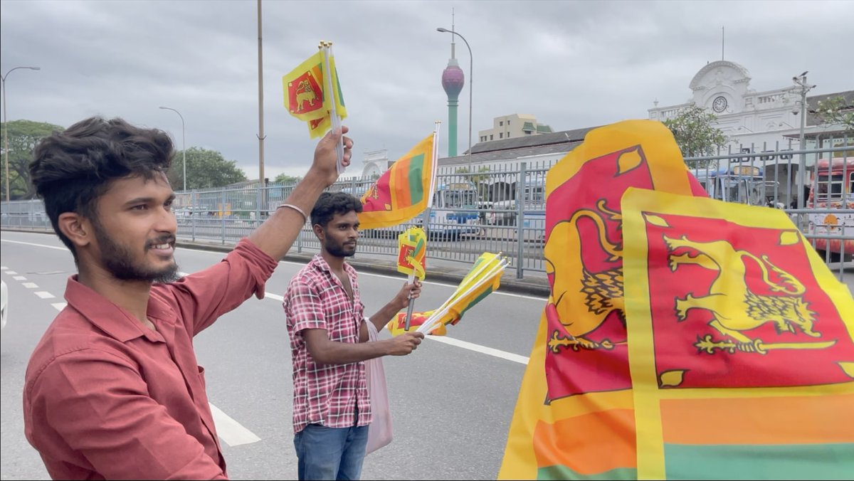 ''කවුද බං කොඩි දාන්නේ ?'' ''මිනිස්සු ඉල්ලන්නේ ජාතික කොඩි නෙමේ, කළු කොඩි''