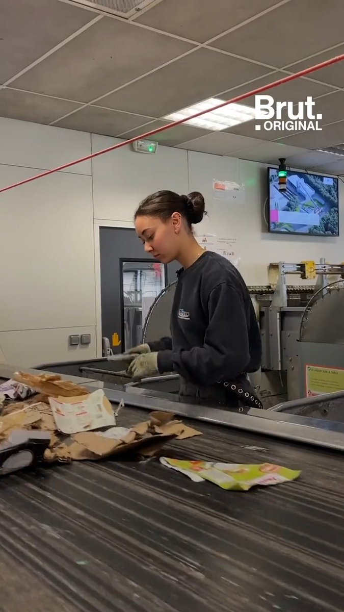 "J'ai déjà vu des bébés chiots… C'était terrible." Parmi les tonnes de déchets qu'ils trient chaque jour, ils découvrent parfois des choses improbables. Fanny et Thomas travaillent dans une usine de tri en Bretagne. Et leur quotidien, c'est ça.
