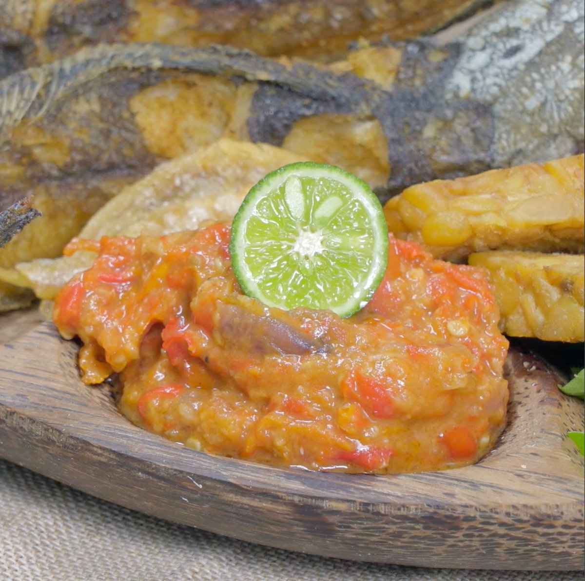 Kalau makan pecel lele ga pakai sambal tuh kaya ada yang kurang, sambalnya itu yang menjadi daya tarik di tempat pecel lele. Nah mimin kasih resep Sambal Pecel Lele yang nikmat banget dan bikin nagih, dijamin kamu pasti suka❤️ Resep lengkap klik :