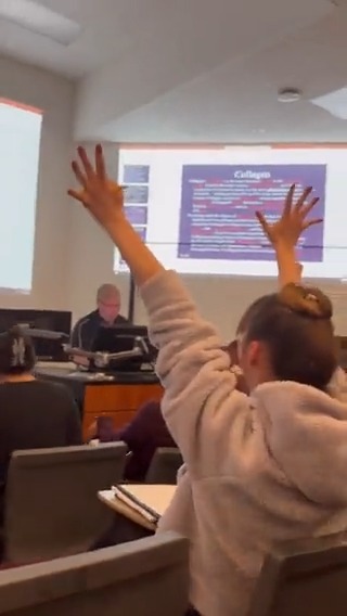 “Is that the bark?” (Ruff!) “Class dismissed!” Last week, @Reveille X persuaded Dr. Chris Lee ’93 to let his biology class out early, as seen in this video by pre-vet biomedical sciences major Connor White ’24: 👍