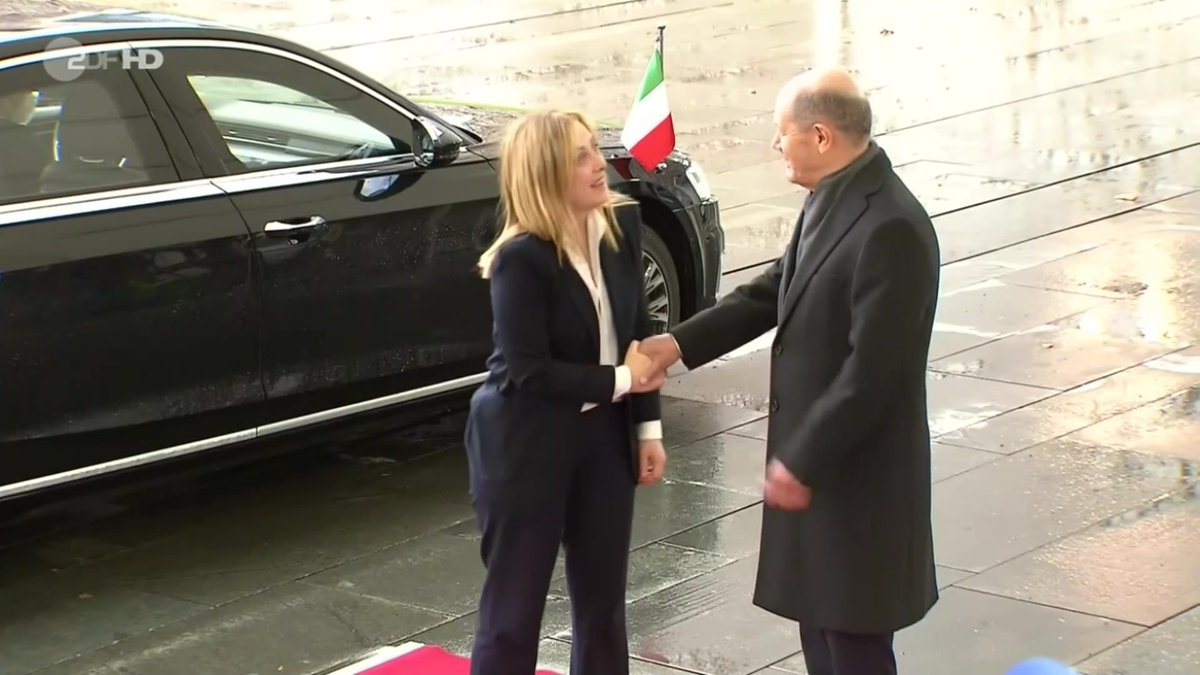 Rund 100 Tage ist die post-faschistische Ministerpräsidentin Italiens, Giorgia #Meloni, jetzt im Amt. Jetzt war sie bei Kanzler Olaf Scholz zu Besuch.