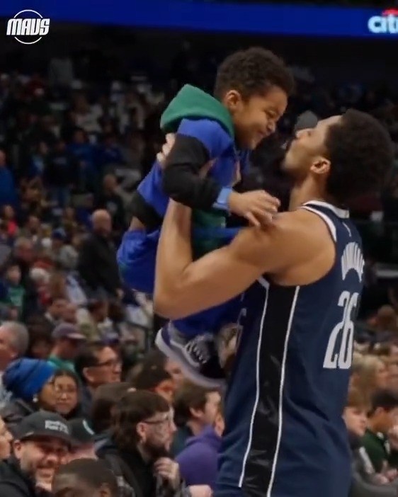 POV: you’re Miniwiddie watching dad play 🎙️ Spencer Dinwiddie // #MFFL