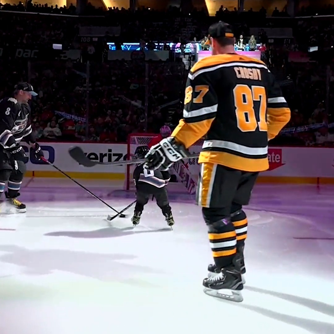 who knew the caps and pens would produce the most wholesome moment of the night (🤝: Pittsburgh Penguins)