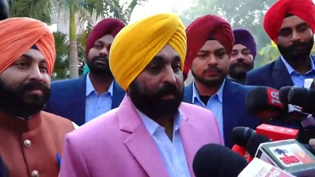 ਅੱਜ ਦੀ ਸਵੇਰ ਪੰਜਾਬ ਦੇ ਸਿੱਖਿਆ ਦੇ ਖੇਤਰ ‘ਚ ਕ੍ਰਾਂਤੀ ਦੀ ਸਵੇਰ ਹੈ…36 ਪ੍ਰਿੰਸੀਪਲਾਂ ਦਾ ਪਹਿਲਾ ਬੈਚ ਸਿੰਗਾਪੁਰ ਲਈ ਰਵਾਨਾ ਕੀਤਾ ਹੈ…ਦਿੱਲੀ ਤੋਂ ਬਾਅਦ ਪੰਜਾਬ ਵੀ ਸਿੱਖਿਆ ਖੇਤਰ ‘ਚ ਕ੍ਰਾਂਤੀ ਲੈ ਕੇ ਆ ਰਿਹਾ ਹੈ…