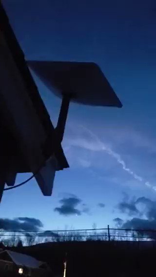 据美国多地人士拍摄显示，美国数次尝试击落气球但是都失败了……😂😂😂