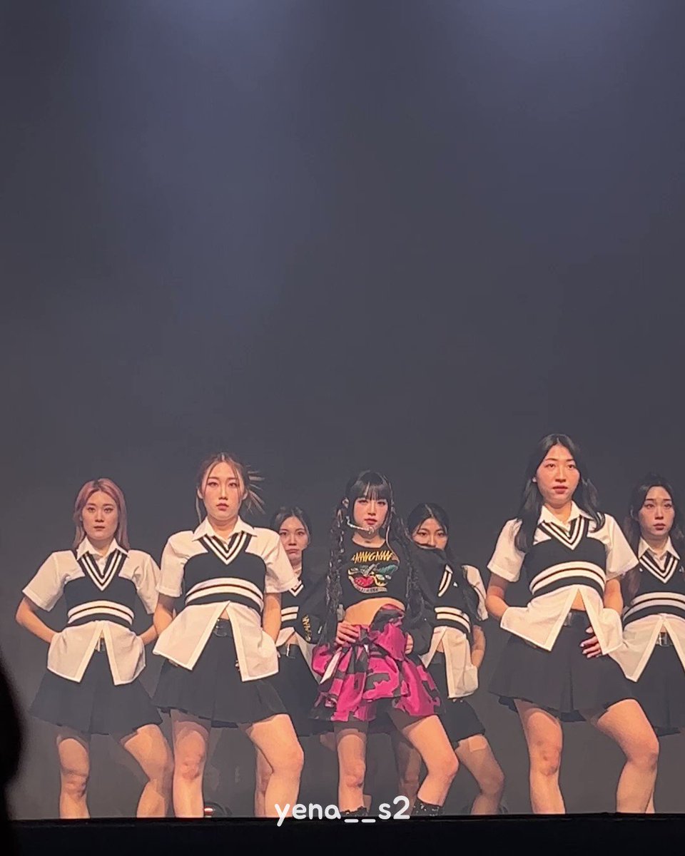 모델 포오즈 하고 스마트폰 시작하는거 너무 좋았음 💗