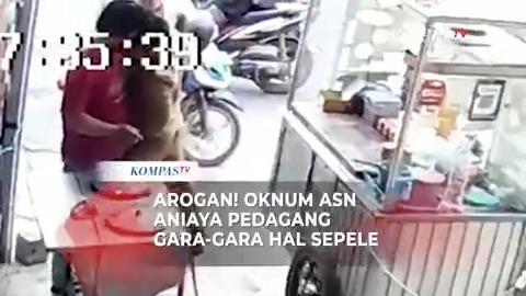 Seorang oknum Aparatur Negeri Sipil (ASN) di Lampung menganiaya pedagang lantaran tak terima diminta untuk memindahkan mobilnya. Dari rekaman CCTV yang beredar tampak oknum ASN dengan menggunakan seragam turun dari kendaraan roda empat miliknya.