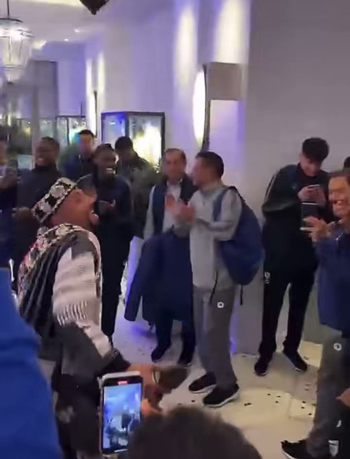 🎥 لحظة استقبال بعثة كبير آسيا 🕺😂